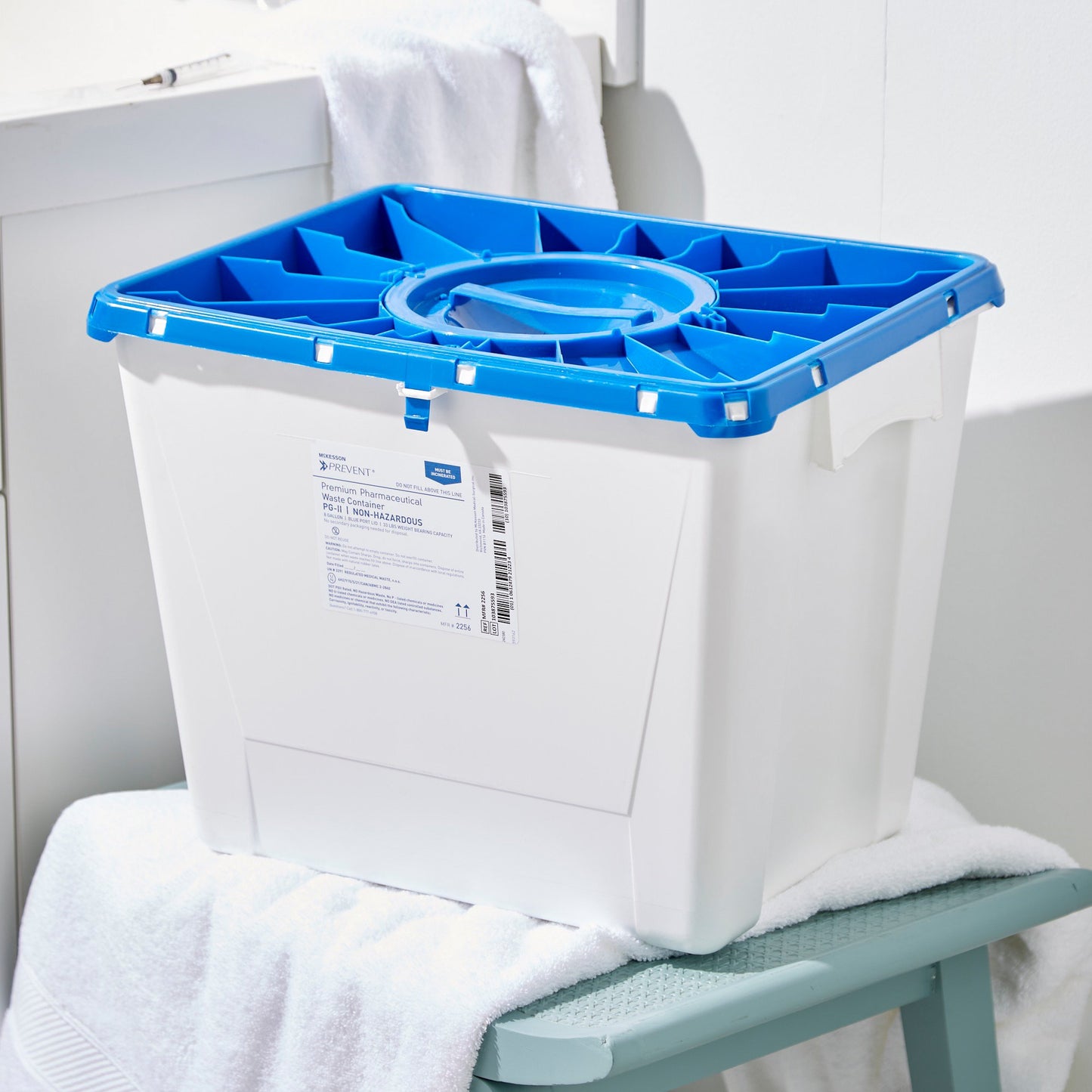 CONTAINER, SHARPS PHARMA WHT/BLU 8GL