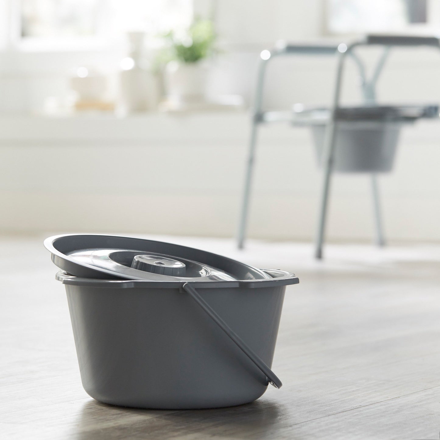 BUCKET, COMMODE W/PLAS HANDLE& CYR 7.5QT