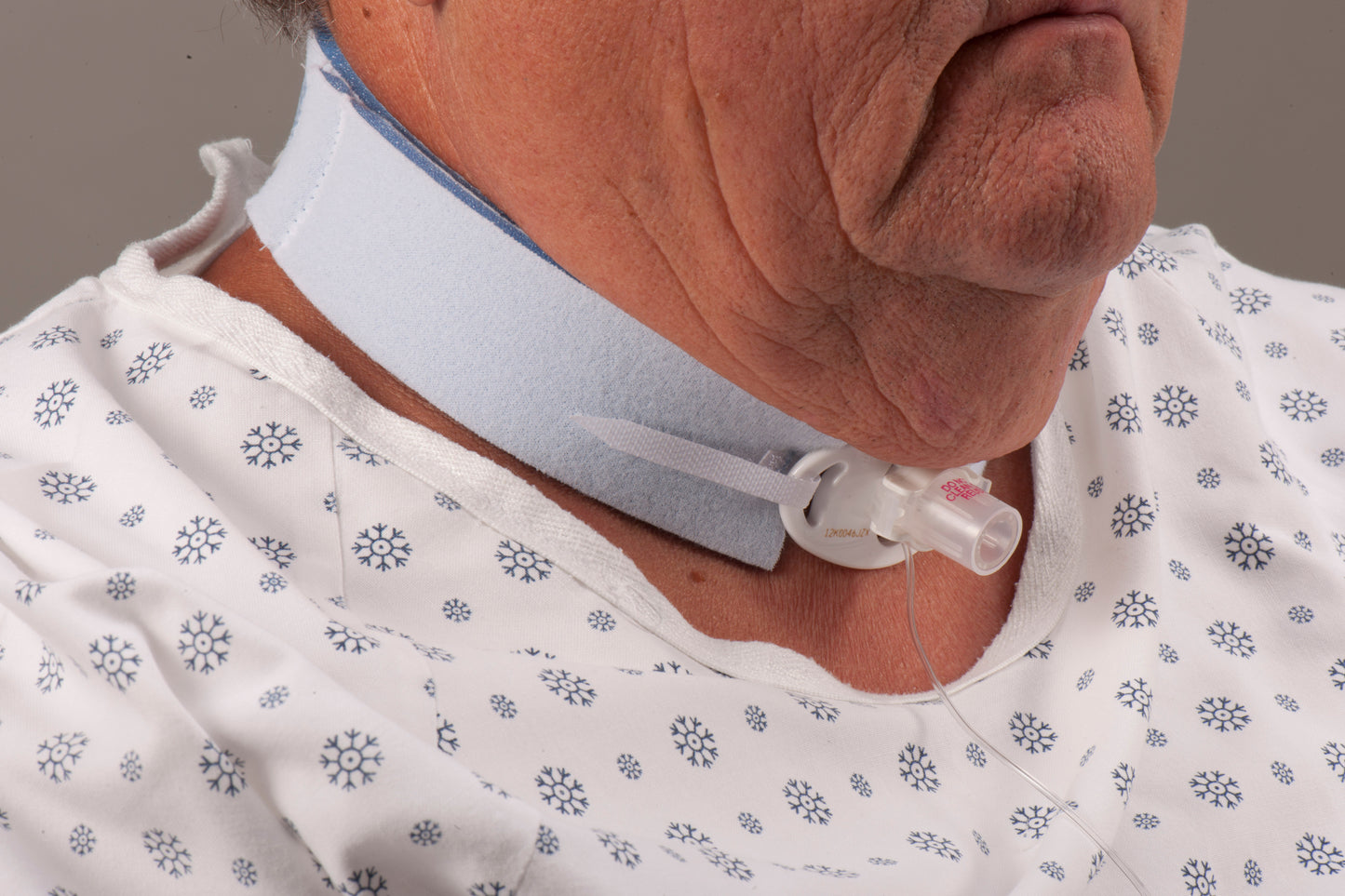 HOLDER, TRACH TUBE 1/2" WIDE NECKBAND 28" BLU
