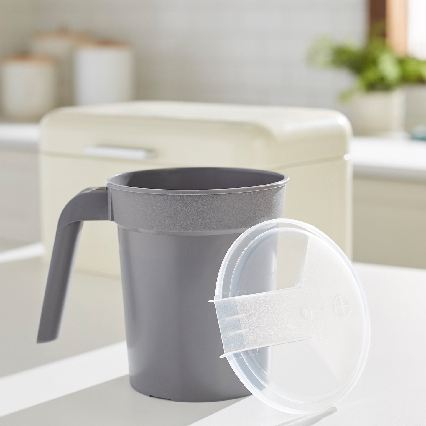 PITCHER, BEDSIDE W/LID GRAPHITE 32OZ